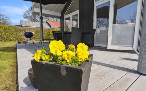 Gunholm - 150M from the Sea: Maison, Toit, Domicile, Chalet, Biens, Ferme, Villa, Porche, Siding