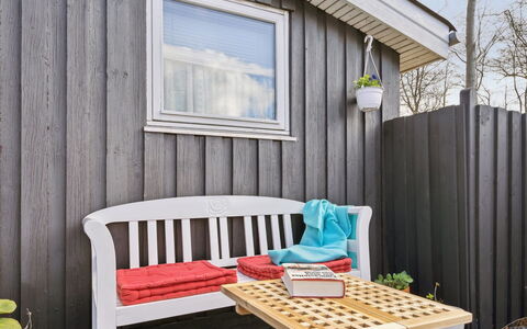 Gunholm - 150M from the Sea: Maison, Toit, Domicile, Chalet, Biens, Ferme, Villa, Porche, Siding