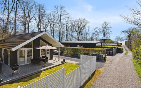 Gunholm - 150M from the Sea: Maison, Toit, Domicile, Chalet, Biens, Ferme, Villa, Porche, Siding