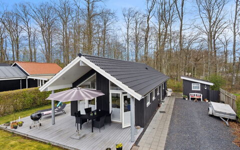 Gunholm - 150M from the Sea: Bleu, Arbuste, Chalet, Couverture De Sol, Jardin, Biens, Ombre, Aménagement Paysager, Ferme, Eco Hôtel