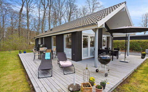 Gunholm - 150M from the Sea: Bleu, Arbuste, Chalet, Couverture De Sol, Jardin, Biens, Ombre, Aménagement Paysager, Ferme, Eco Hôtel