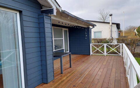 Greth - 500M from the Sea: Maison, Chalet, Toit, Batiments Jardin, Ombre, Cabanon, Arrière-Cour, Mobilier De Jardin, Cour, Pelouse