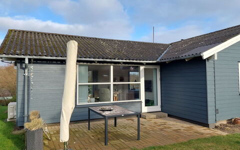 Greth - 500M from the Sea: Maison, Chalet, Toit, Batiments Jardin, Ombre, Cabanon, Arrière-Cour, Mobilier De Jardin, Cour, Pelouse
