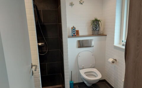 Greth - 500M from the Sea: Siège De Toilette, Salle De Bains, Toilette, Luminaire Plomberie, Mur, Sol, Design Intérieur, Sol, Plomberie, Tuile