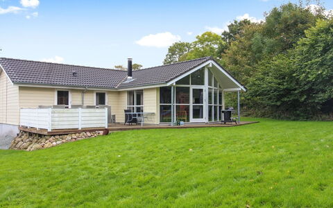 Cara - 200M from the Sea: Toit, Maison, Domicile, Chalet, Siding, Biens, Allée, Batiments Jardin, Cour, Cabanon