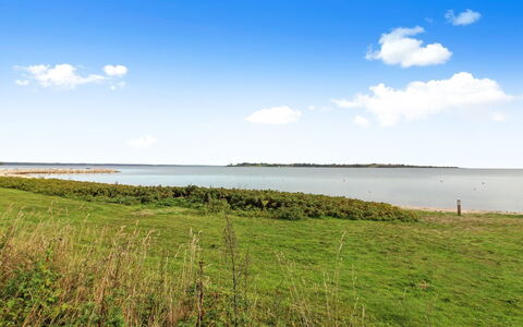 Cara - 200M from the Sea: Toit, Maison, Domicile, Chalet, Siding, Biens, Allée, Batiments Jardin, Cour, Cabanon