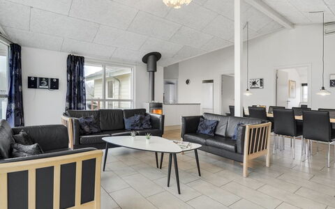 Cara - 200M from the Sea: Toit, Maison, Domicile, Chalet, Siding, Biens, Allée, Batiments Jardin, Cour, Cabanon