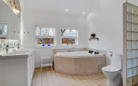 Holmwith - 200M from the Sea: Meubles, Design Intérieur, Chaise, Sol, Table, Recours, Sol, Plafond, Pièce, Eco Hôtel