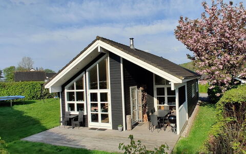 Holmwith - 200M from the Sea: Meubles, Design Intérieur, Chaise, Sol, Table, Recours, Sol, Plafond, Pièce, Eco Hôtel