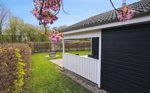 Holmwith - 200M from the Sea: Meubles, Design Intérieur, Chaise, Sol, Table, Recours, Sol, Plafond, Pièce, Eco Hôtel