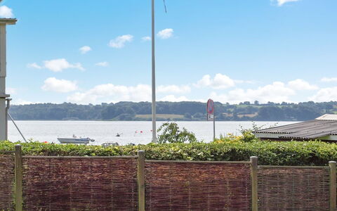 Star - 100M from the Sea: Toit, Maison, Lot Terre, Domicile, Chalet, Biens, Batiments Jardin, Ombre, Cabane En Rondins, Aménagement Paysager