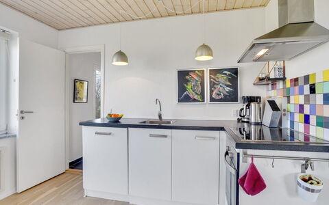Ewelina - 15Km from the Sea: Cuisine, Design Intérieur, Comptoir, Sol, Plafond, Appareil De Cuisine, Principaux Appliance, Bois, Sol, Meubles