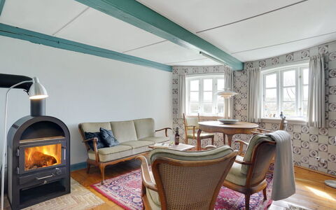 Arik - 700M from the Sea: Toit, Maison, Domicile, Chalet, Porte, Siding, Plate-Forme, Porche, Planche, Dur