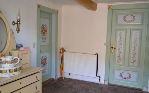 Arik - 700M from the Sea: Toit, Maison, Domicile, Chalet, Porte, Siding, Plate-Forme, Porche, Planche, Dur