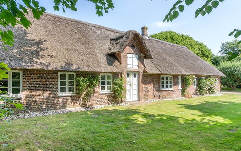 Arik - 700M from the Sea: Toit, Maison, Domicile, Chalet, Porte, Siding, Plate-Forme, Porche, Planche, Dur