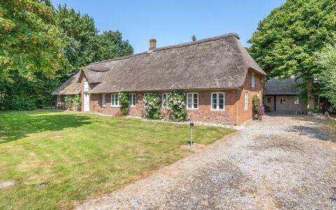 Arik - 700M from the Sea: Toit, Maison, Domicile, Chalet, Porte, Siding, Plate-Forme, Porche, Planche, Dur