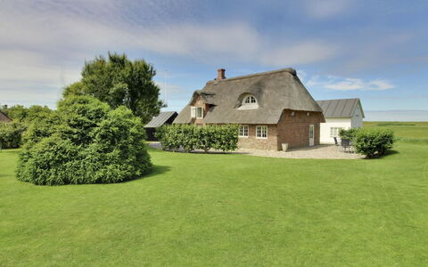 Ingulf - 18Km from the Sea: Bleu, Arbuste, Chalet, Couverture De Sol, Jardin, Biens, Ombre, Aménagement Paysager, Ferme, Eco Hôtel