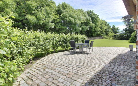 Ingulf - 18Km from the Sea: Bleu, Arbuste, Chalet, Couverture De Sol, Jardin, Biens, Ombre, Aménagement Paysager, Ferme, Eco Hôtel