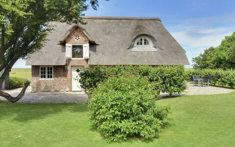 Ingulf - 18Km from the Sea: Bleu, Arbuste, Chalet, Couverture De Sol, Jardin, Biens, Ombre, Aménagement Paysager, Ferme, Eco Hôtel