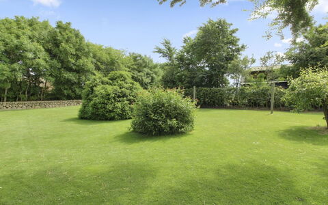Ingulf - 18Km from the Sea: Bleu, Arbuste, Chalet, Couverture De Sol, Jardin, Biens, Ombre, Aménagement Paysager, Ferme, Eco Hôtel