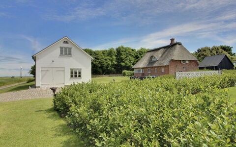 Ingulf - 18Km from the Sea: Bleu, Arbuste, Chalet, Couverture De Sol, Jardin, Biens, Ombre, Aménagement Paysager, Ferme, Eco Hôtel
