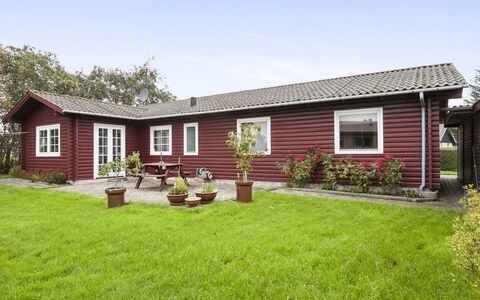 Harrieth - 16Km from the Sea: Bleu, Arbuste, Chalet, Couverture De Sol, Jardin, Biens, Ombre, Aménagement Paysager, Ferme, Eco Hôtel
