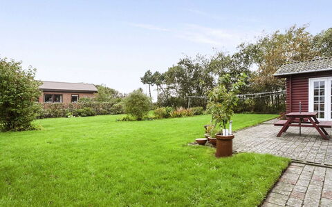 Harrieth - 16Km from the Sea: Bleu, Arbuste, Chalet, Couverture De Sol, Jardin, Biens, Ombre, Aménagement Paysager, Ferme, Eco Hôtel