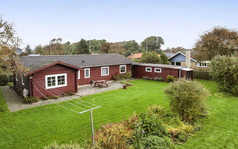 Harrieth - 16Km from the Sea: Bleu, Arbuste, Chalet, Couverture De Sol, Jardin, Biens, Ombre, Aménagement Paysager, Ferme, Eco Hôtel