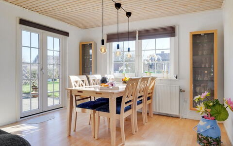 Harrieth - 16Km from the Sea: Bleu, Arbuste, Chalet, Couverture De Sol, Jardin, Biens, Ombre, Aménagement Paysager, Ferme, Eco Hôtel