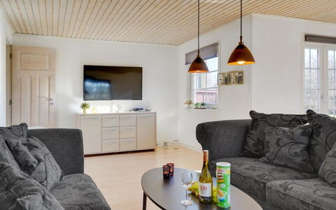 Harrieth - 16Km from the Sea: Bleu, Arbuste, Chalet, Couverture De Sol, Jardin, Biens, Ombre, Aménagement Paysager, Ferme, Eco Hôtel