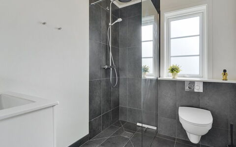 Harrieth - 16Km from the Sea: Bleu, Arbuste, Chalet, Couverture De Sol, Jardin, Biens, Ombre, Aménagement Paysager, Ferme, Eco Hôtel