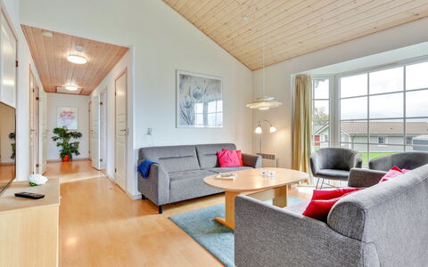 Karina - 150M to the Fjord: Sol, Plafond, Design Intérieur, Sol, Meubles, Salon, Parquet, Canapé, Chaise
