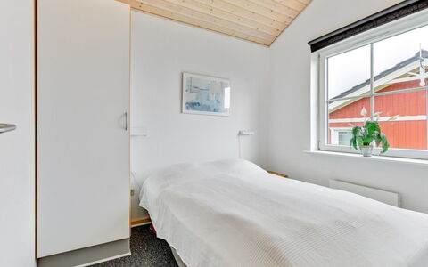 Karina - 150M to the Fjord: Domicile, Plafond, Daylighting, Dur, Chambre, Tache De Bois, Planche, Siding, Lit, Neige