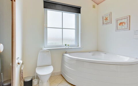 Karina - 150M to the Fjord: Sol, Plafond, Luminaire Plomberie, Sol, Design Intérieur, Plomberie, Baignoire, Salle De Bains, Robinet, Daylighting