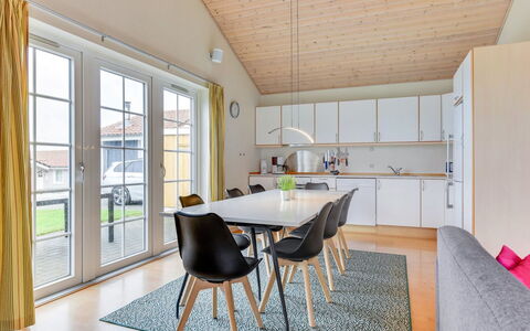 Karina - 150M to the Fjord: Sol, Design Intérieur, Sol, Table Cuisine Et Salle A Manger, Plafond, Parquet, Chaise, Salle À Manger, Salon, Revêtement De Sol Stratifié