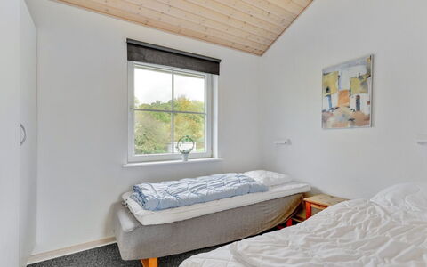 Karina - 150M to the Fjord: Mur, Bois, Domicile, Chambre, Plafond, Chalet, Dur, Daylighting, Tache De Bois, Lit