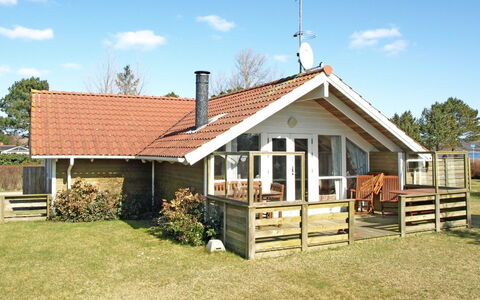 Ascan - 50M from the Sea: Maison, Chalet, Domicile, Toit, Siding, Pelouse, Porche, Cour, Ferme, Batiments Jardin