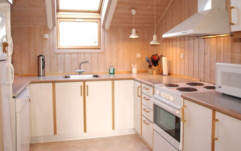 Ascan - 50M from the Sea: Cuisine, Bois, Plafond, Sol, Design Intérieur, Appareil De Cuisine, Comptoir, Luminaire, Éclairage, Principaux Appliance