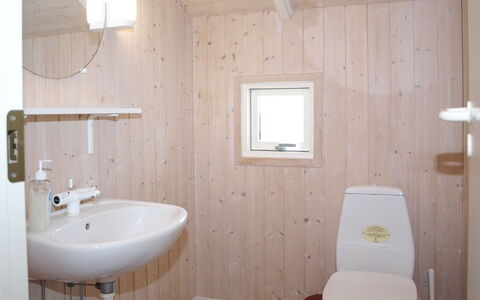 Ascan - 50M from the Sea: Mur, Sol, Bois, Sol, Luminaire Plomberie, Salle De Bains, Design Intérieur, Toilette, Pièce, Plomberie