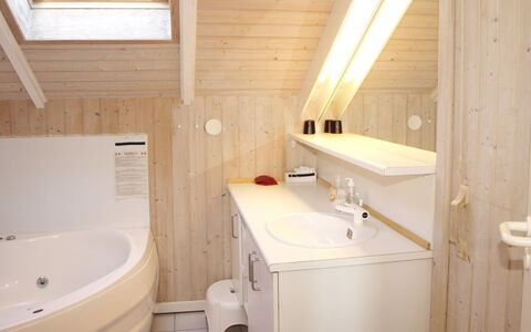 Ascan - 50M from the Sea: Luminaire Plomberie, Lavabo, Sol, Salle De Bains, Évier, Bois, Sol, Design Intérieur, Robinet, Plomberie