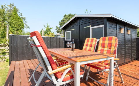 Sighfrith - 150M from the Sea: Toit, Domicile, Chalet, Siding, Ombre, Ferme, Biens, Allée, Batiments Jardin, Cour