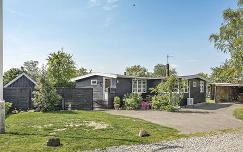 Tyyni - 75M from the Sea: Toit, Maison, Domicile, Chalet, Siding, Biens, Allée, Batiments Jardin, Cour, Cabanon
