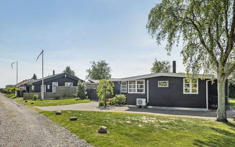 Tyyni - 75M from the Sea: Toit, Maison, Domicile, Chalet, Siding, Biens, Allée, Batiments Jardin, Cour, Cabanon