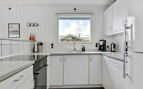 Beowulf - 200M from the Sea: Cuisine, Appareil De Cuisine, Comptoir, Sol, Design Intérieur, Cabinetry, Principaux Appliance, Électroménager, Plafond, Luminaire Plomberie