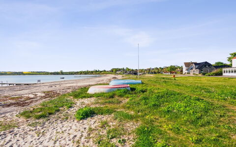 Dolores - 100M from the Sea: Toit, Maison, Domicile, Chalet, Porte, Siding, Plate-Forme, Porche, Planche, Dur