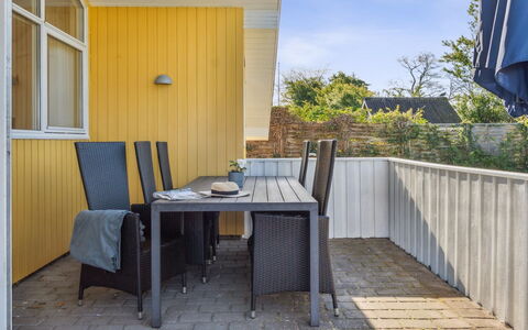 Dolores - 100M from the Sea: Toit, Maison, Domicile, Chalet, Porte, Siding, Plate-Forme, Porche, Planche, Dur