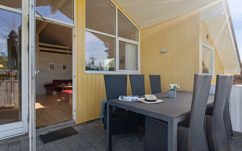 Dolores - 100M from the Sea: Toit, Maison, Domicile, Chalet, Porte, Siding, Plate-Forme, Porche, Planche, Dur