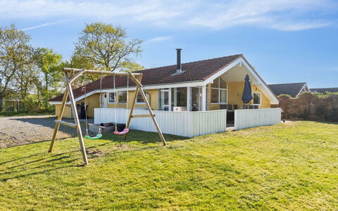 Dolores - 100M from the Sea: Toit, Maison, Domicile, Chalet, Porte, Siding, Plate-Forme, Porche, Planche, Dur