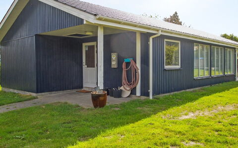 Luise - 800M from the Sea: Toit, Maison, Domicile, Chalet, Porte, Siding, Plate-Forme, Porche, Planche, Dur