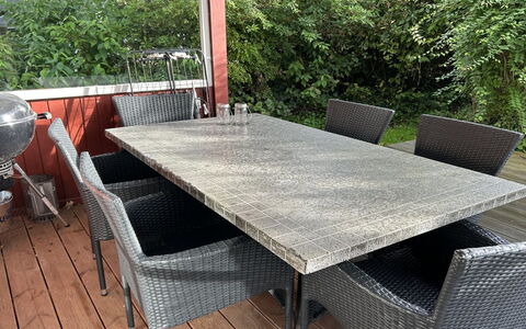 Ernestine - 500M to the Fjord: Appartement, Ombre, Balcon, Chaise, Clôture, Mobilier De Jardin, Aluminium, Gazon Artificiel